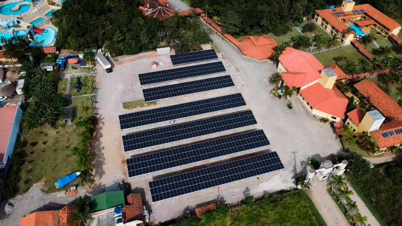 hotel resort santa catarina investe carport solar com carregador de veículos elétricos Renocharger